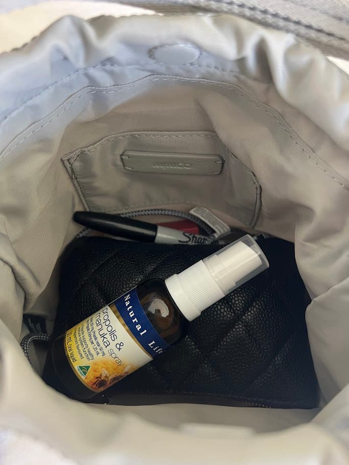バッグの中に入っているプロポリススプレー