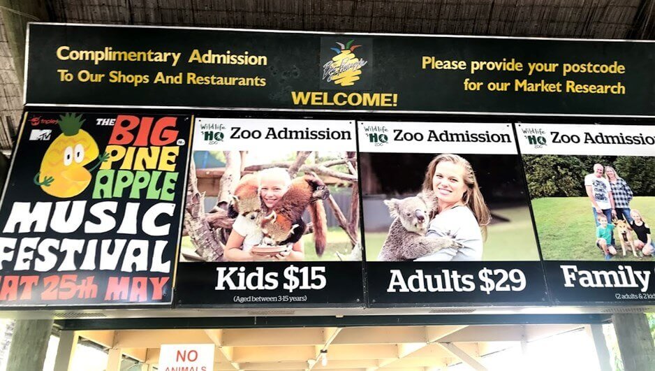 WILDLIFE HQ 内の動物園チケット売り場と金額が表示してある画像
