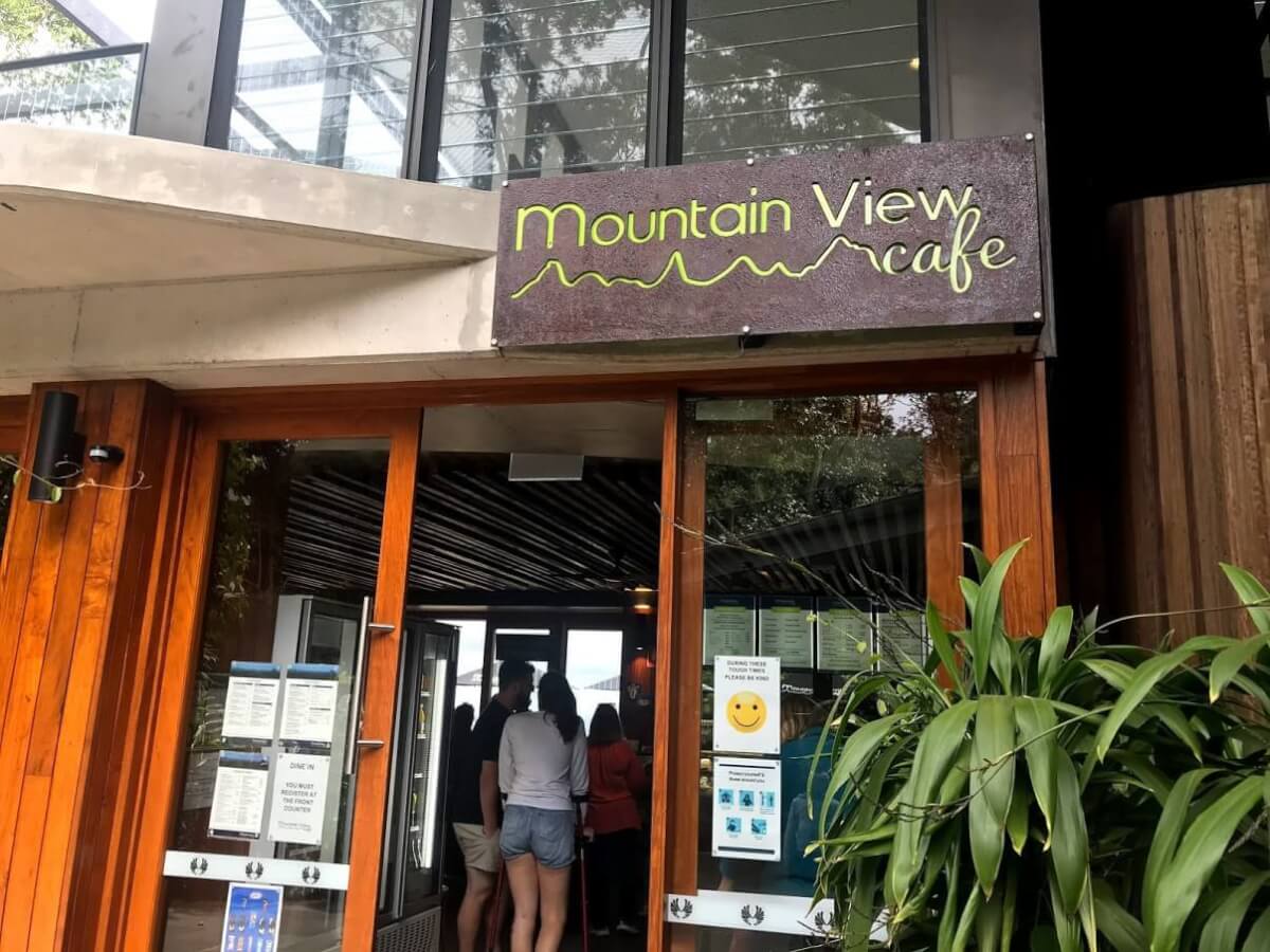 サンシャインコーストで子連れランチにおすすめのカフェ『mountain view』の入り口の写真
