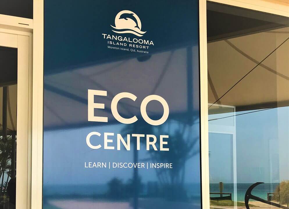 タンガルーマアイランドリゾート（Tangalooma Island Resort）のイルカの餌付けを予約する「ECO CENTRE」の入り口の写真