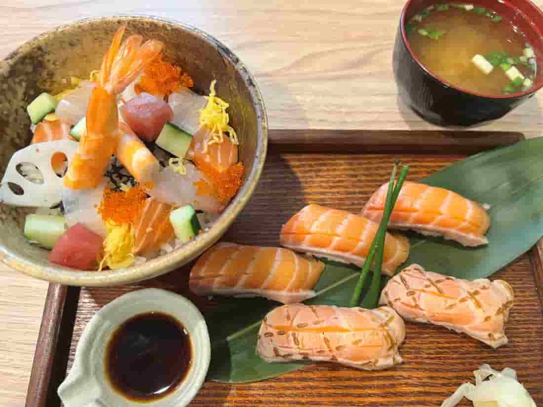 『Koto Sanpo』にぎりとちらし お寿司のセット