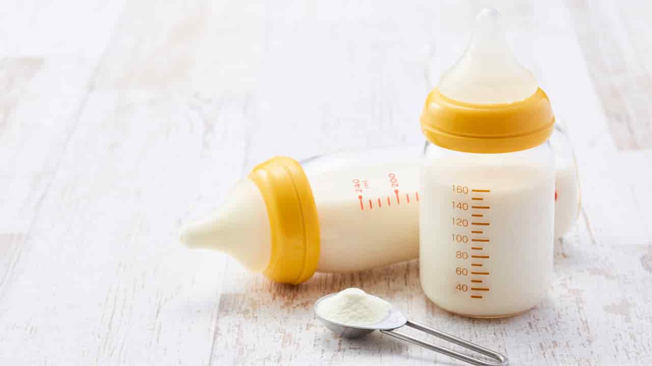 赤ちゃん用の哺乳瓶2本