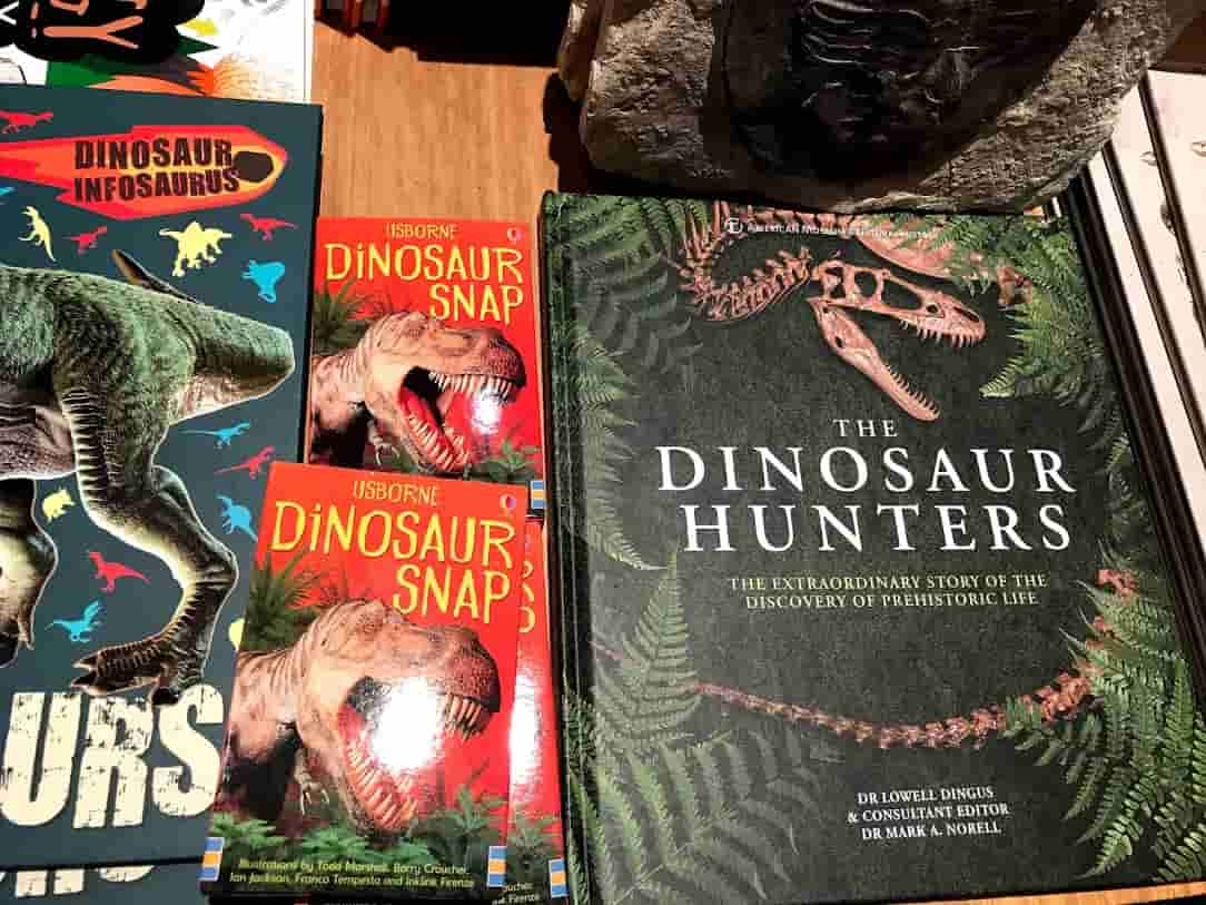 恐竜の辞典や本を写した写真