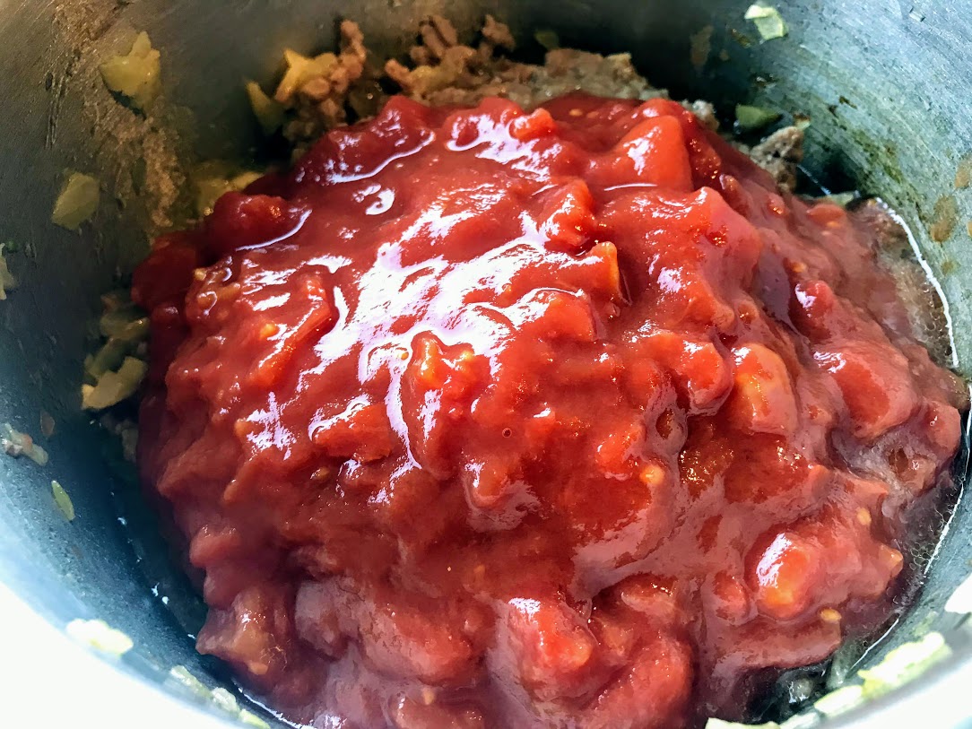 炒めたオージービーフにトマト缶を入れる。©kosodatebrisbane.com  