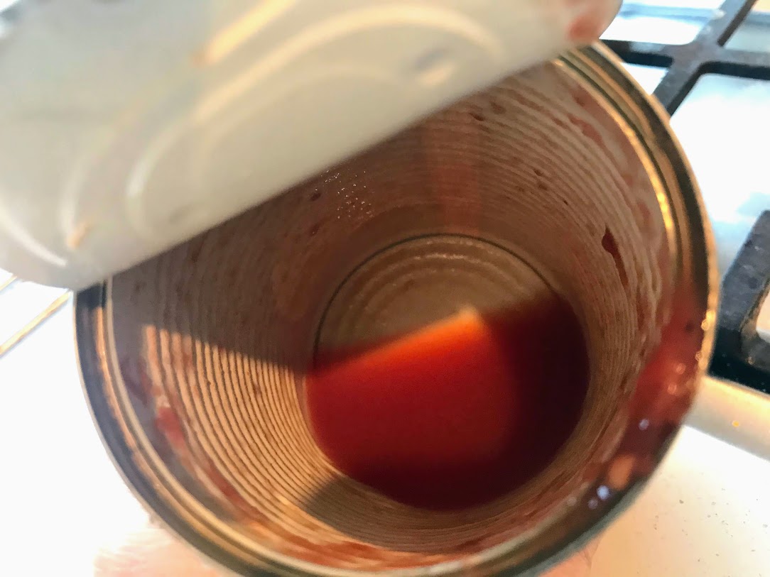  トマト缶の中に入った少しのお水 ©kosodatebrisbane.com 