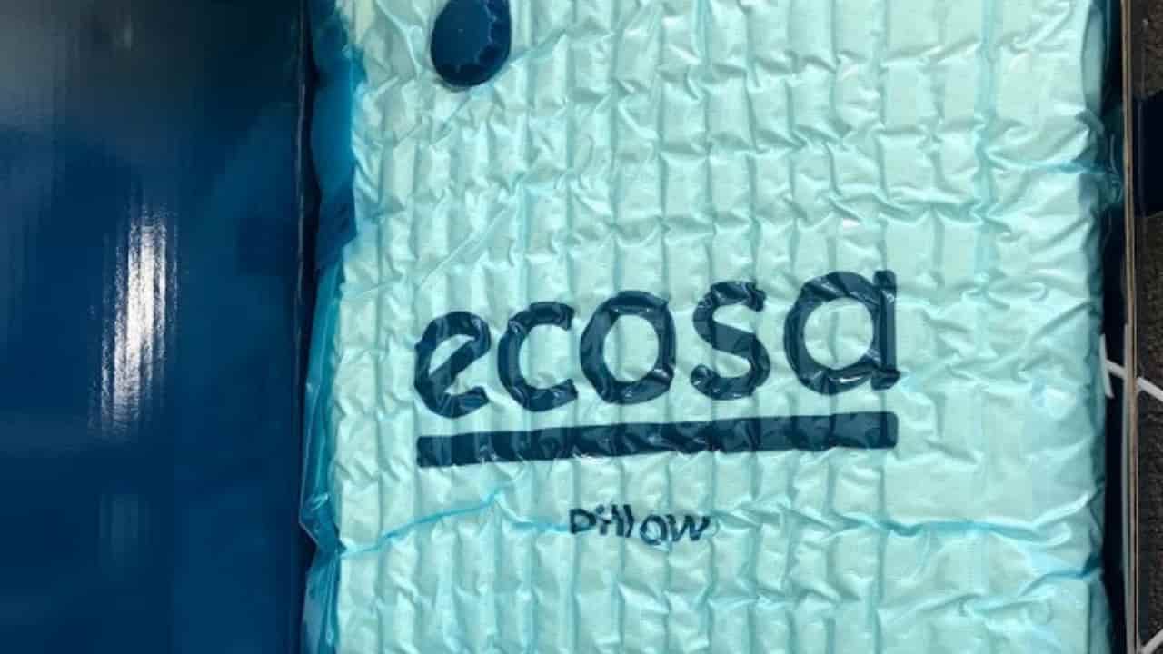 エコサの箱を開けた写真、真空パックに枕が入っている画像。 ©kosodatebrisbane.com
