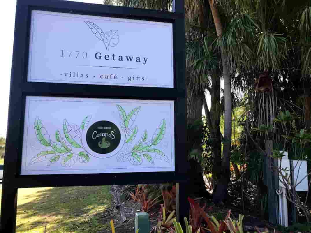 道路沿いに出ている1770 Getaway Garden Cafe とCampos Coffee のサイン２つ