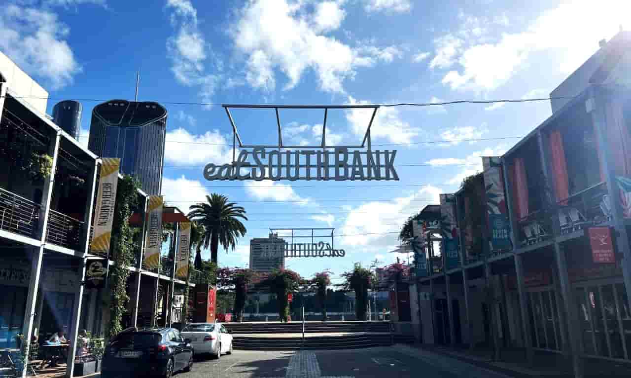 eat South Bank - サウスバンクのカフェ、レストラン、パブのある通り