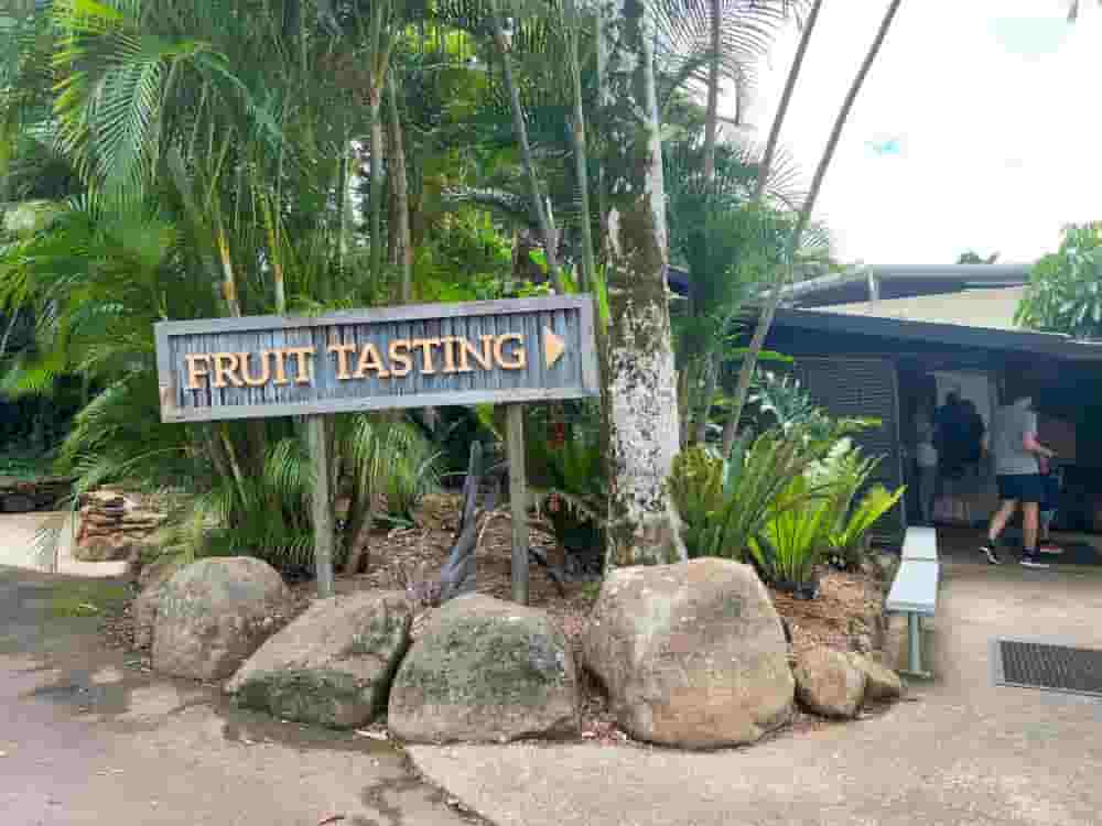 試食の出来る『Fruit Tasting』の建物と入口のサインへみんなが入っていく様子
