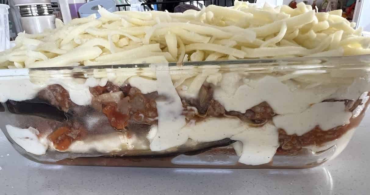 ラザニアが耐熱皿の中でレイヤーになっている