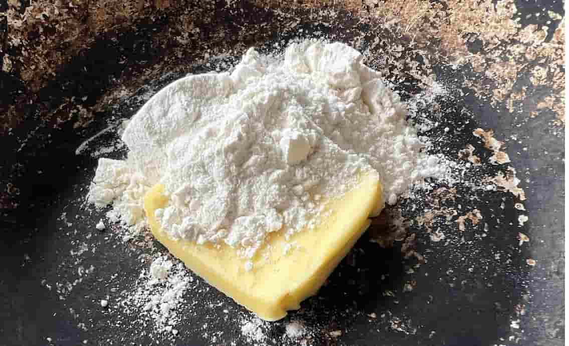 フライパンにバターを入れ、小麦粉を大匙2杯入れる。