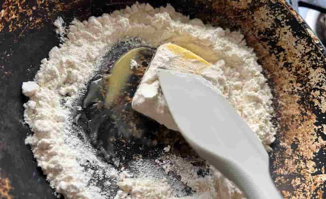 バターを抑えながら、小麦粉と一緒になるように軽く混ぜ続ける
