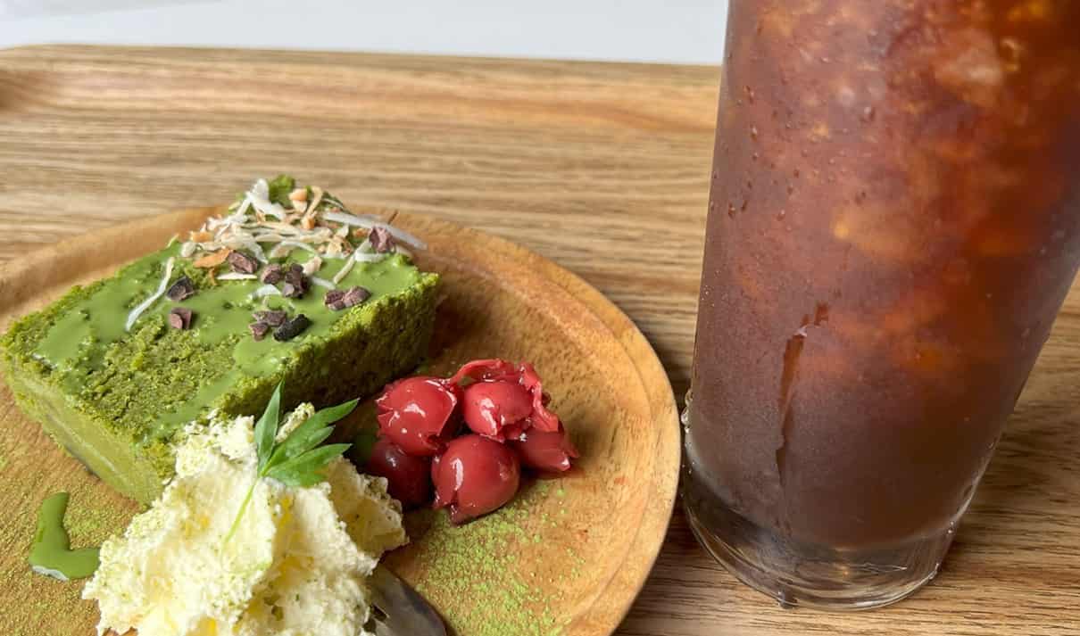 Bonsai Botanika 人気商品の抹茶ケーキとアイスコーヒー
