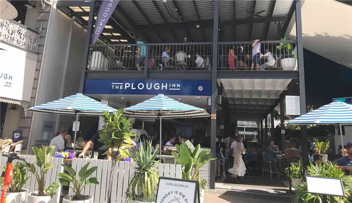 ひときわ賑わっている老舗レストラン The PLOUGH INN