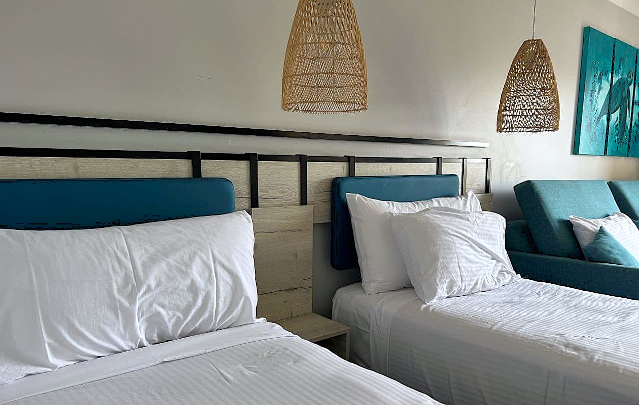 タンガルーマアイランドリゾート デラックスルームの客室 ベッド