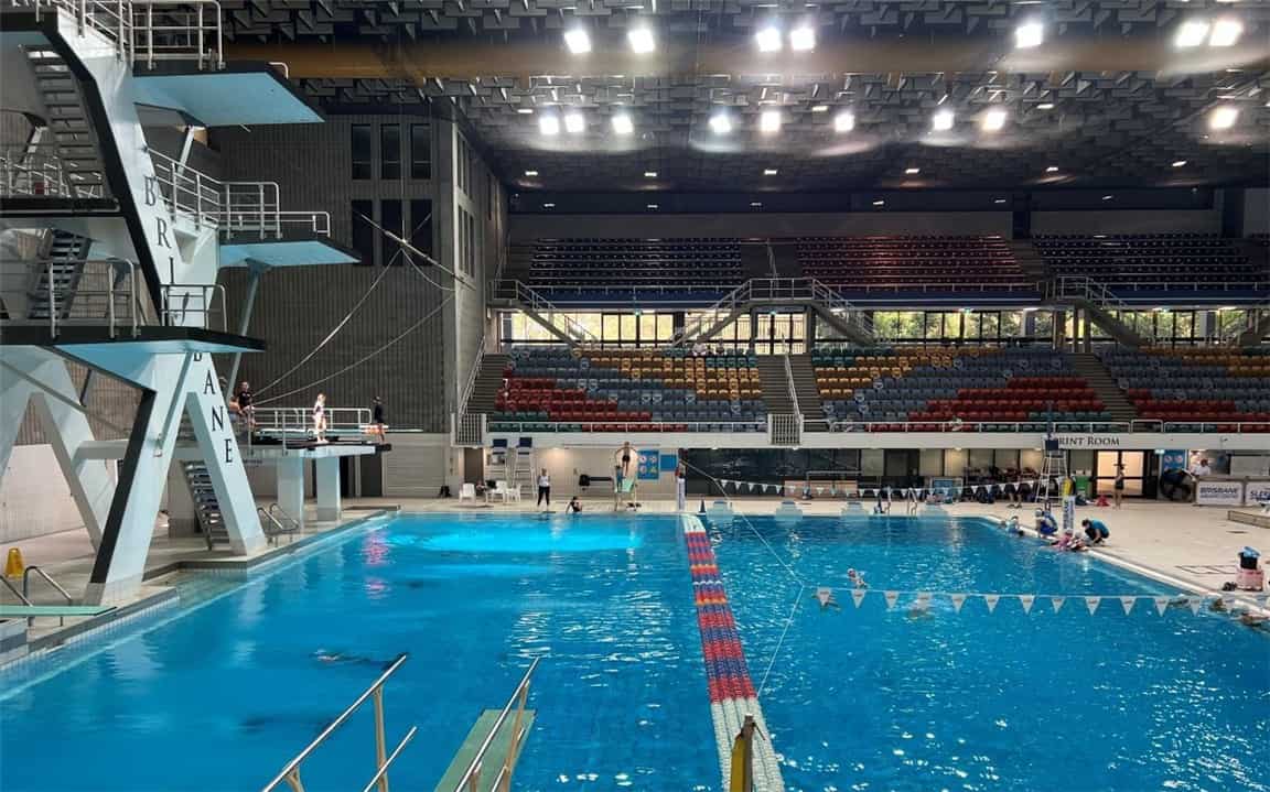 ダイビングプールの飛び込み台