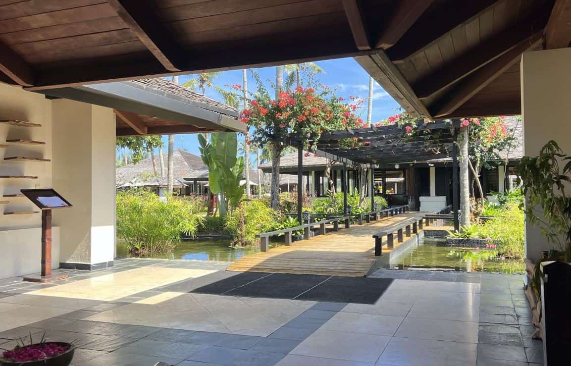 Warwick Le Lagonのロビーから客室に向かう