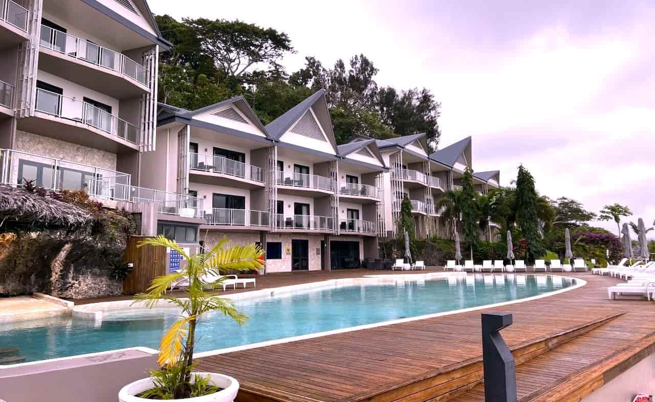 Ramada Resort Port Vila のプールと客室棟