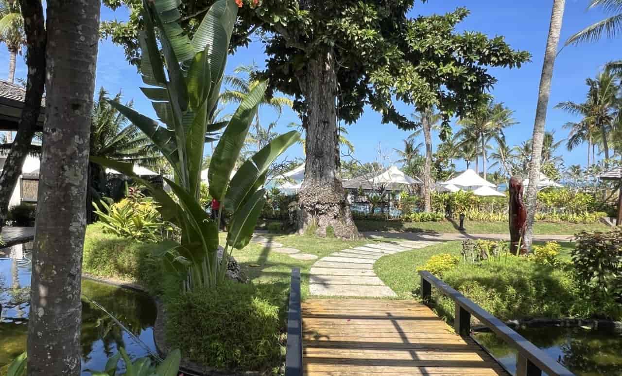 Warwick Le Lagon の緑が綺麗で開放的な敷地内