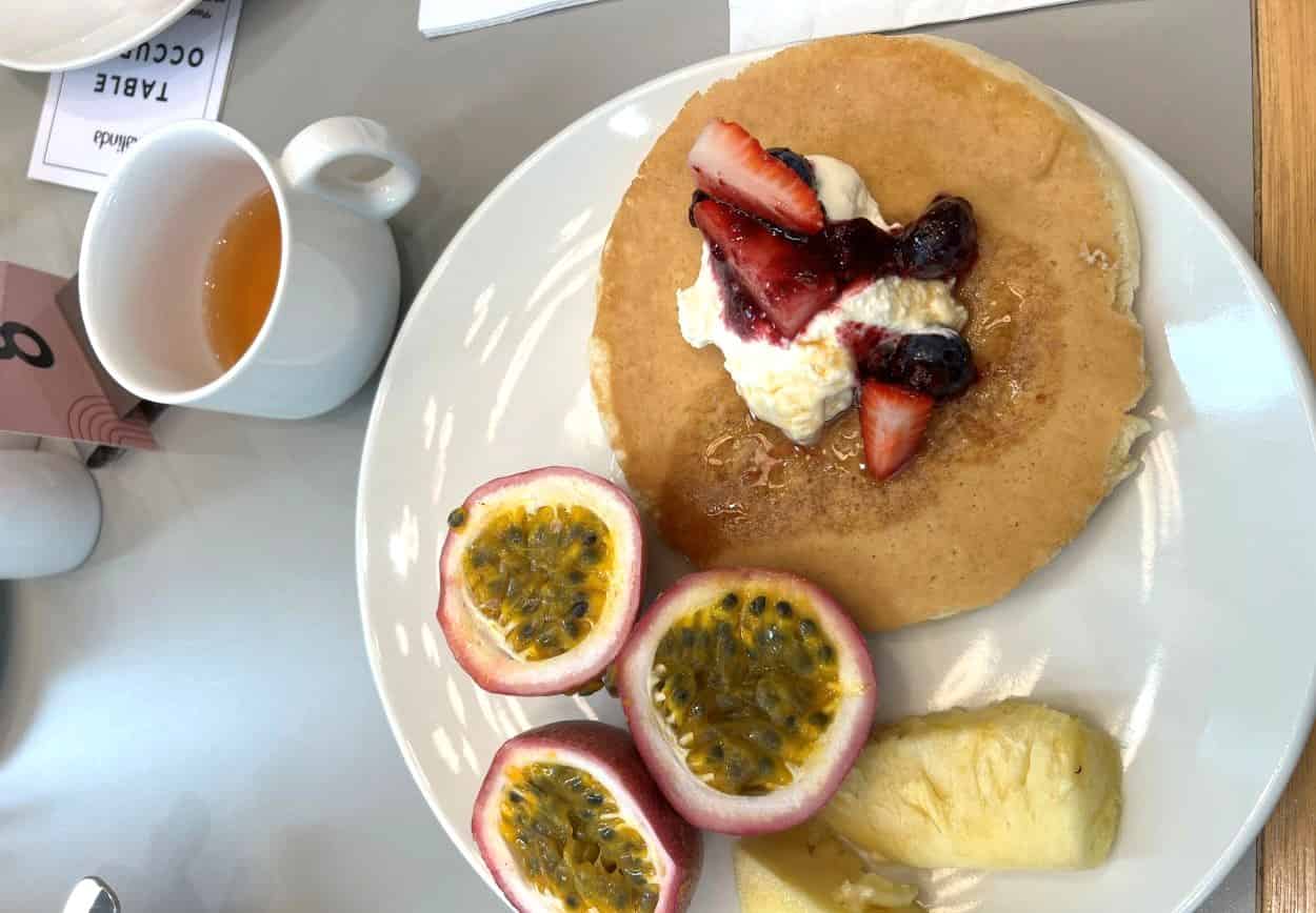 パンケーキに新鮮なフルーツ