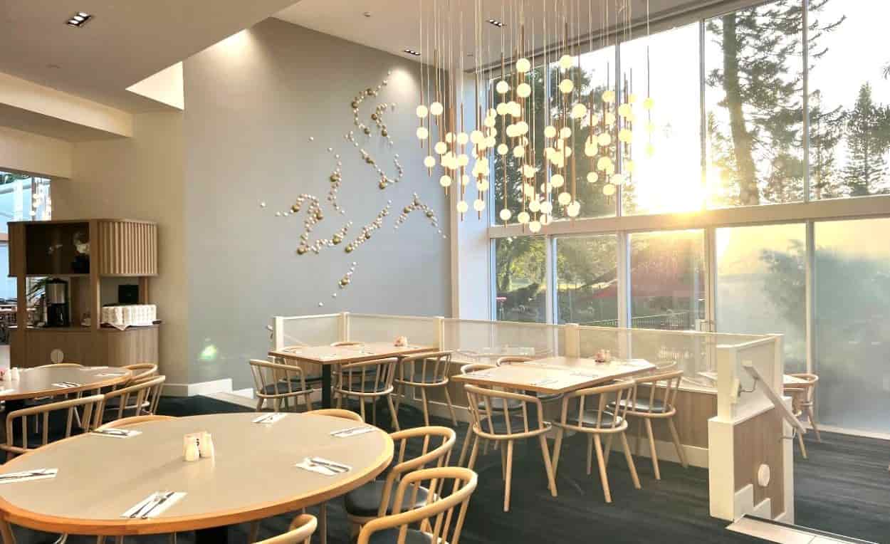 レストラン内のテーブル