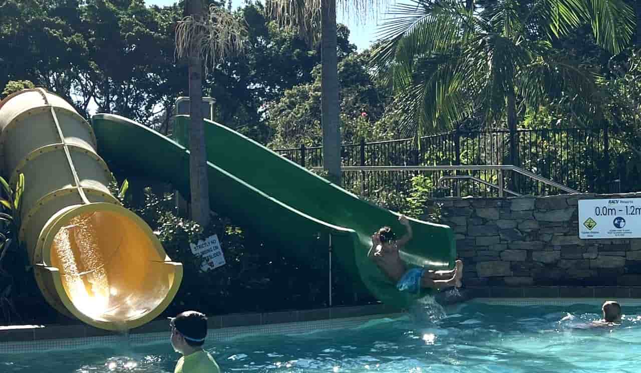 ウォータースライダー付きウォーターパーク